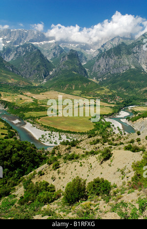 Vjosa oder Aóos Fluss, Tal mit Nemerck Berge, Albanien, Europa Stockfoto