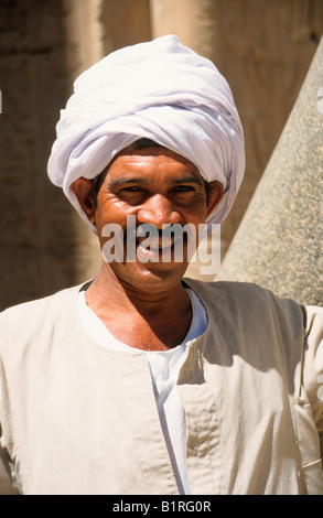 Mann mit einem Turban stehen vor dem Tempel des Horus in Edfu, Ägypten, Afrika Stockfoto