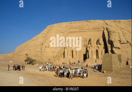 Touristen vor dem großen Tempel von Ramses II, Abu Simbel, Ägypten, Afrika Stockfoto