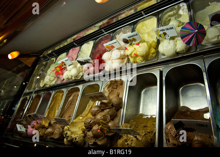 Kugeln Gourmet-Eis in einer Tiefkühltruhe Vitrine Stockfoto