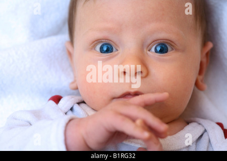 3 Wochen alten Baby nachschlagen Stockfoto