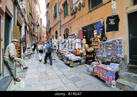 Kegelbahn mit Souvenir-Shops in Vernazzo, Ligurien, Cinque Terre, Italien, Europa Stockfoto