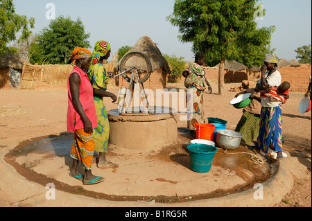 Frauen bekommen Wasser aus dem Brunnen, Verwöhnpaketes, Kamerun, Afrika Stockfoto