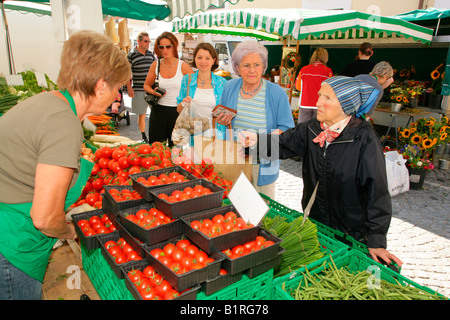 Produkte-Stand auf einer wöchentlichen Bauernmarkt in Muehldorf am Inn, Oberbayern, Deutschland, Europa Stockfoto