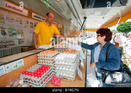 Geflügel Lieferanten Übergabe Karton frische Eier an einen Kunden, wöchentliche Bauernmarkt in Muehldorf am Inn, Oberbayern, Deutschland, Stockfoto