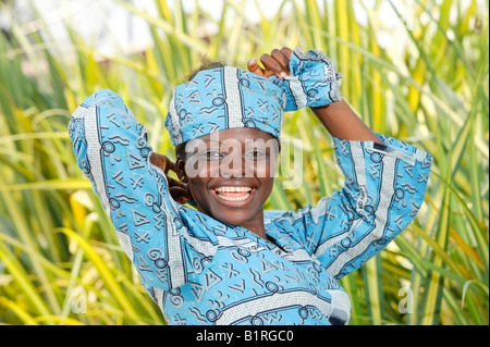 Frau Modellierung selbstgemachten Kleid, Bafut, Cameroun, Afrika Stockfoto