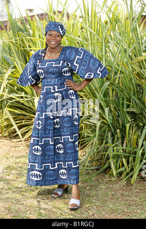 Frau, die Modellierung eines selbst gemachten Kleid, Bafut, Kamerun, Afrika Stockfoto