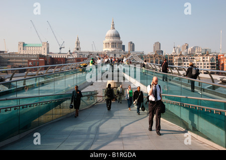 Blick auf St. Pauls Cathedral von Gateshead Millennium Bridge, London, England, Großbritannien, Europa Stockfoto