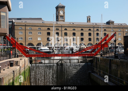 Watergate in St. Katharine Docks auf dem Fluss Themse, London, England, Großbritannien, Europa Stockfoto