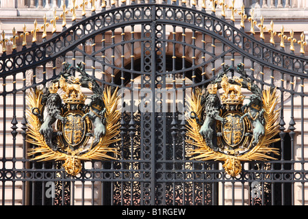 Königliches Wappen an den Toren des Buckingham Palace, London, England, Großbritannien, Europa Stockfoto