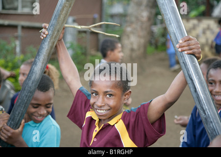 Ein Junge auf dem Spielplatz, Goroka, Papua-Neu-Guinea, Melanesien Stockfoto