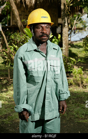 Ein Mann in seinem Bergbau Verband Workwear, Portrait, Mindre Dorf, Papua-Neu-Guinea, Melanesien Stockfoto