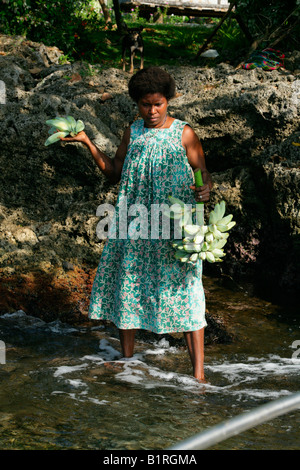Frau mit Bananen, Küstenlandschaft, Biliau, Papua-Neu-Guinea, Melanesien Stockfoto