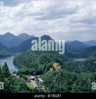 Schloss Hohenschwangau, Schloss Hohenschwangau, Alpsee See auf der linken Seite und Schwanensee-See auf der rechten Seite, Alpen auf Rückseite, Schwang Stockfoto