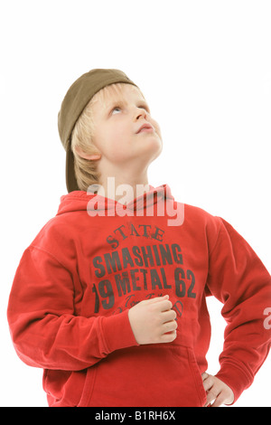 9-Year-Old Boy trägt eine Mütze und einen roten Pullover Stockfoto