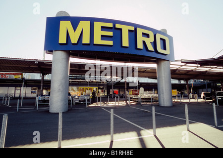 Eingang zum Cash & Carry Metro Supermarkt in Düsseldorf, Nordrhein Westfalen, Deutschland, Europa Stockfoto