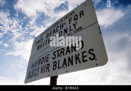 Einschusslöcher durchzuckte ein zweisprachigen Zeichen aus der Apartheid in Südafrika einen Strand wie für Whites Only benennt, Stockfoto