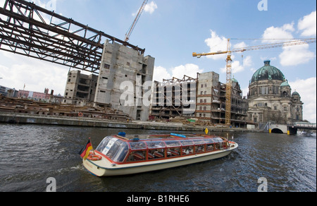 Blick auf die Spree, die teilweise abgerissen Palast der Republik, Palast der Republik und dem Berliner Dom, Berlin Cathe Stockfoto