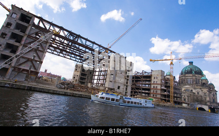 Blick auf die Spree, die teilweise abgerissen Palast der Republik, Palast der Republik und dem Berliner Dom, Berlin Cathe Stockfoto