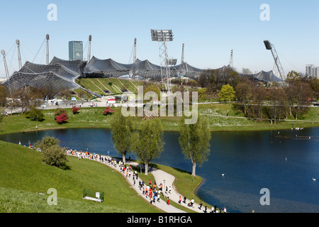 Olympiastadion im Olympiapark, Läufer Rennen in halb-Marathon, München, Bayern, Deutschland, Europa Stockfoto