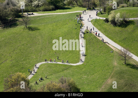 City-Bike-Tour auf Olympia Berg im Olympiapark, gesehen vom Fernsehturm, München, Bayern, Deutschland, Europa Stockfoto