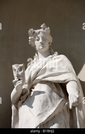 Skulptur mit einer Maske auf der Ostfassade des Schlosses Schleißheim, Oberschleißheim bei München, Oberbayern, Deutschland Stockfoto