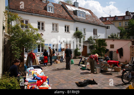 Hinterhof Flohmarkt, Steinstraße 48, München-Haidhausen, Oberbayern, Deutschland, Europa Stockfoto