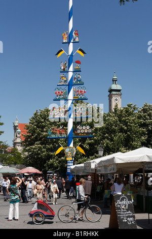 Maibaum auf dem Viktualienmarkt Markt, Heiliggeistkirche, Kirche des Heiligen Geistes auf Rückseite, München, Oberbayern, Deutschland, Europa Stockfoto