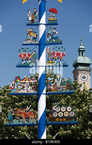 Maibaum auf dem Viktualienmarkt Markt, Heiliggeistkirche, Kirche des Heiligen Geistes auf Rückseite, München, Oberbayern, Deutschland, Europa Stockfoto