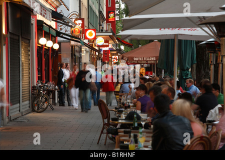 Straßencafés in der Leopoldstraße Street in den Abend, Schwabing, München, Bayern, Deutschland, Europa Stockfoto