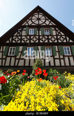 Halbe Fachwerkhaus mit einem Landwirt-Garten in Unteressfeld nahe Bad Koenigshofen, Hassberge, Rhön-Grabfeld, Unterfranken, B Stockfoto