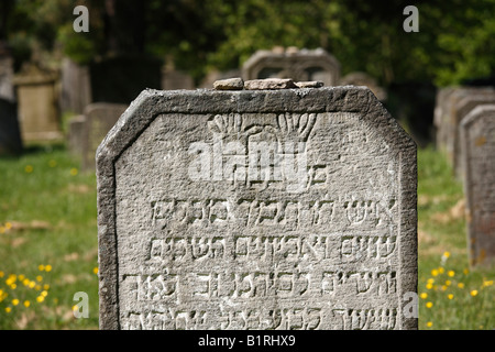 Grabstein eines Priesters mit Händen auf dem jüdischen Friedhof am Judenhuegel-Hügel in der Nähe von Kleinbardorf, Segen Gemeinde Sulzfeld, hat Stockfoto