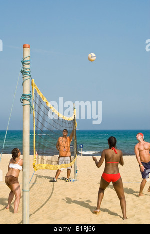 Vertikale Nahaufnahme von Menschen einer Partie Beach-Volley-Ball auf einem sonnigen Tag Stockfoto