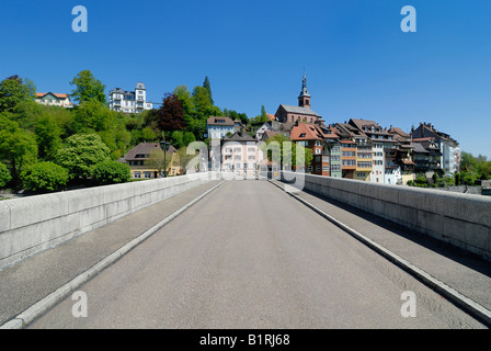 Der alte Rhein River Bridge verbindet die deutsche und die Schweizer Teil der Stadt, Laufenburg, Baden-Württemberg, Deutschland, Europa Stockfoto