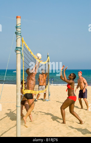 Vertikale Nahaufnahme von Menschen in Ihrer Nähe das Netz einer Partie Beach-Volley-Ball auf einem sonnigen Tag Stockfoto