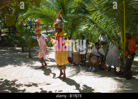 Traditionelle Garifuna Volkstänzer, eine touristische Attraktion in Roatan, Honduras, Mittelamerika Stockfoto