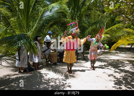 Traditionelle Garifuna Volkstänzer, eine touristische Attraktion in Roatan, Honduras, Mittelamerika Stockfoto