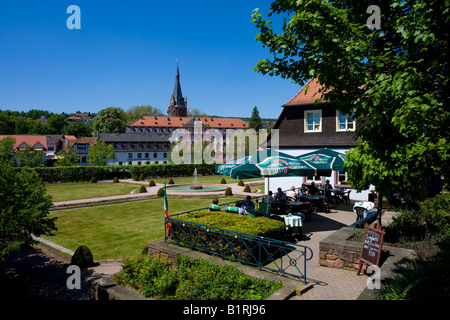 Lustgarten mit Burg der Grafen von Erbach-Erbach und Orangerie, Erbach, Odenwald-Range, Hessen, Deutschland, Europa Stockfoto