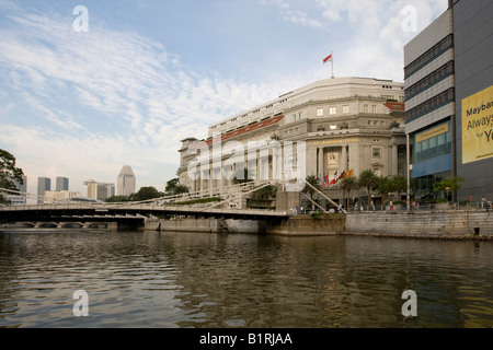 Fullerton Hotel und Anderson Bridge auf dem Singapore River, Singapur, Südostasien Stockfoto