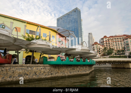 Restaurants an der Stelle der ehemaligen Lagerhallen des 19. Jahrhunderts, benannt nach Andrew Clarke, Singapore River, Cty Bereich Stockfoto