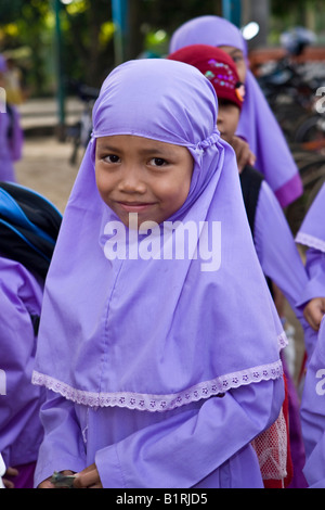 Muslimische Schüler vor einer Schule in Mataram, der Hauptstadt der Insel Lombok, kleinen Sunda-Inseln, Indonesien, Asien Stockfoto