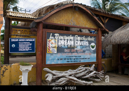 Melden Sie für Dream Divers Tauchschule auf Gilli Trawagan Insel, kleinen Sunda-Inseln, Indonesien, Asien Stockfoto