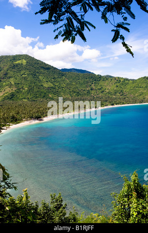 Einsame Bucht mit Palmen von einem Korallenriff Senggigi Lombok Insel kleinen Sunda-Inseln, Indonesien, Asien Stockfoto