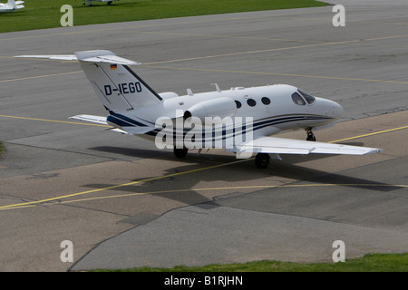 Kleines, zweimotoriges Geschäftsreiseflugzeug des Rollens auf der Landebahn des Flughafen Mannheim, Baden-Württemberg, Deutschland, Europa Stockfoto