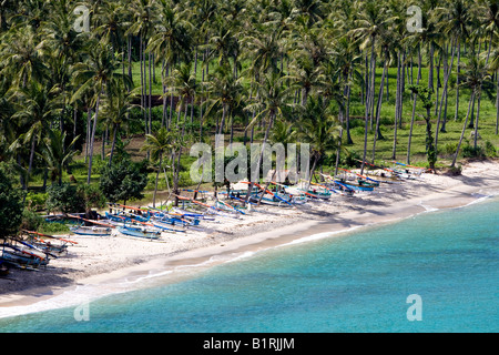 Einsame Bucht mit den Fischerbooten am Strand in der Nähe von Senggigi Lombok Insel kleinen Sunda-Inseln, Indonesien, Asien Stockfoto