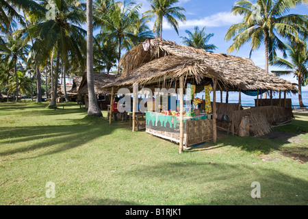 Frau, Verkauf von waren von einer Hütte auf einer Palmenplantage Insel Lombok, kleinen Sunda-Inseln, Indonesien, Asien Stockfoto