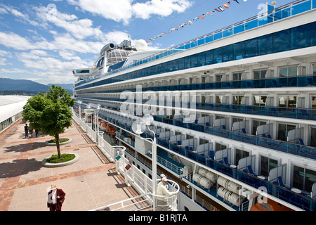 Der Passagier Kreuzfahrtschiff, die "Diamond Princess" vor das Pan Pacific Hotel in Vancouver, British Columbia, Kanada angedockt, Stockfoto