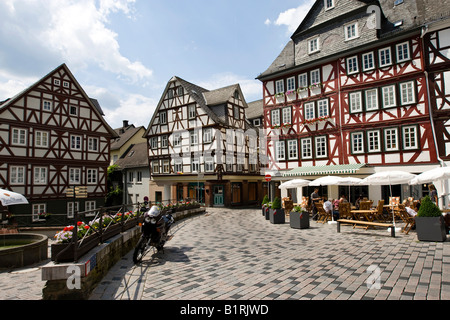 Historische Fachwerkhäuser in der Altstadt im Zentrum auf dem Kornmarkt, Wetzlar, Hessen, Deutschland, Europa Stockfoto