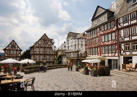 Historische Fachwerkhäuser in der Altstadt im Zentrum auf dem Kornmarkt, Wetzlar, Hessen, Deutschland, Europa Stockfoto