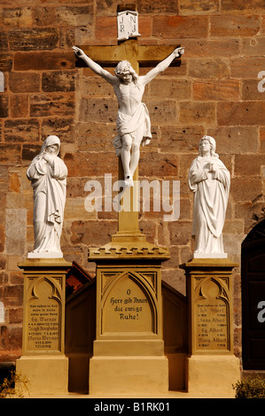 Statuen von Heiligen auf Grabsteinen, Effeltrich, Upper Franconia, Bayern, Deutschland, Europa Stockfoto